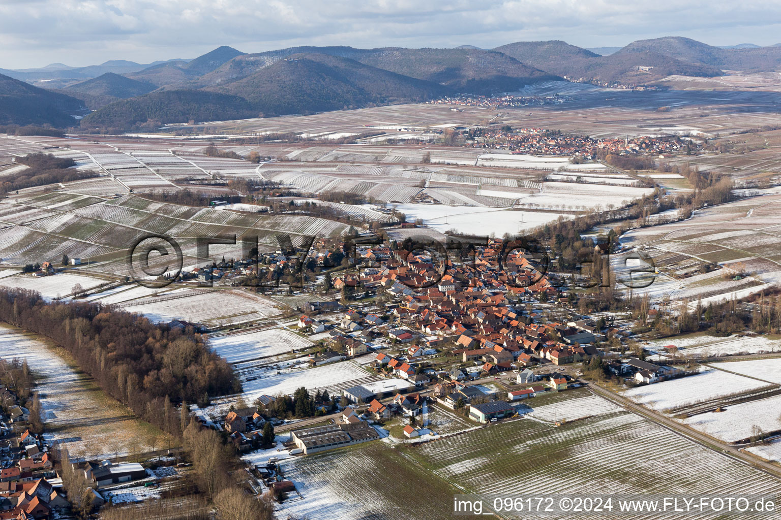 Luftbild von Winterlich schneebedeckte Dorf - Ansicht am Rande von landwirtschaftlichen Feldern und Nutzflächen im Ortsteil Heuchelheim in Heuchelheim-Klingen im Bundesland Rheinland-Pfalz, Deutschland
