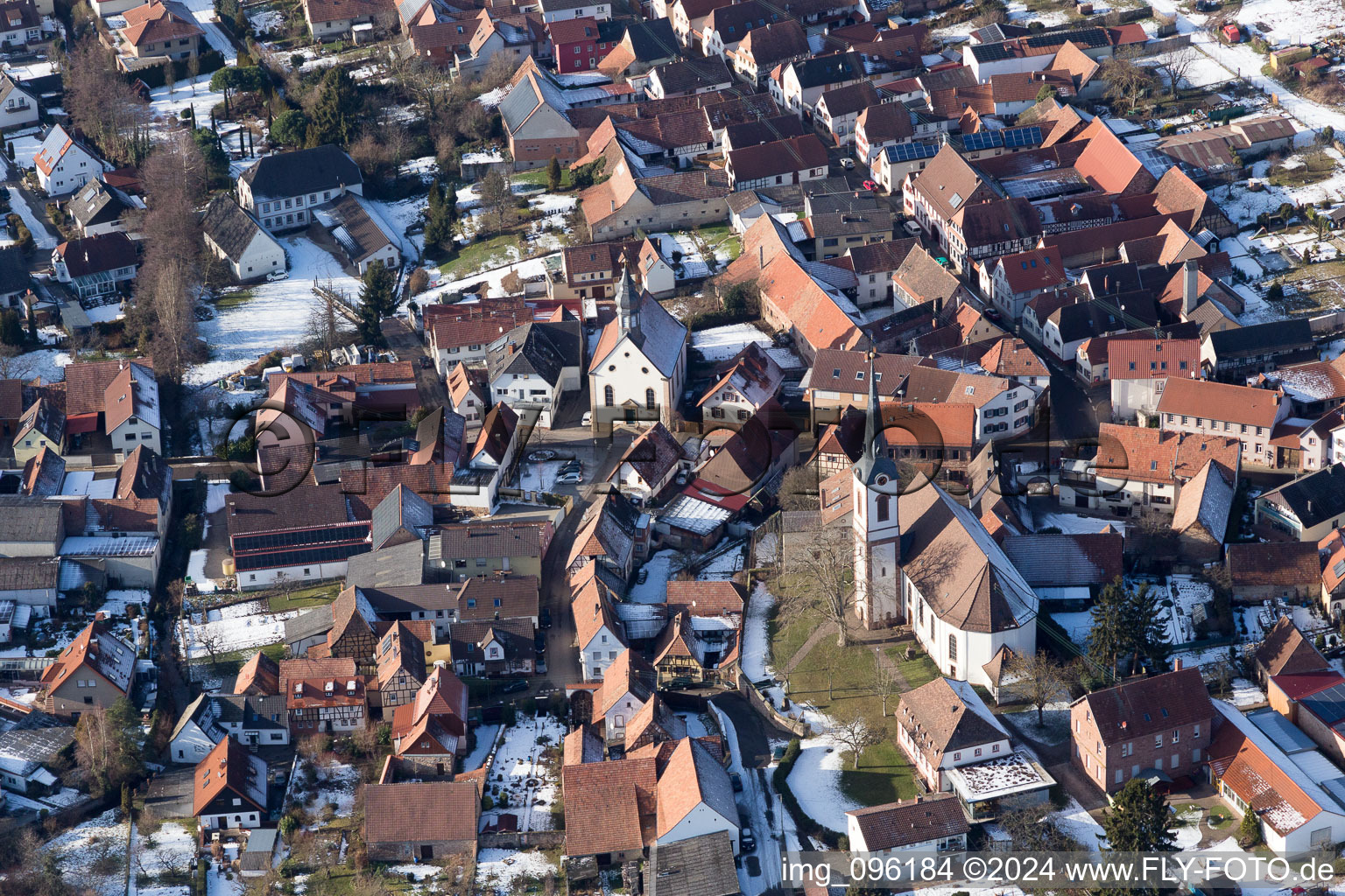 Luftbild von Winterlich schneebedeckte Dorf - Ansicht in Göcklingen im Bundesland Rheinland-Pfalz, Deutschland