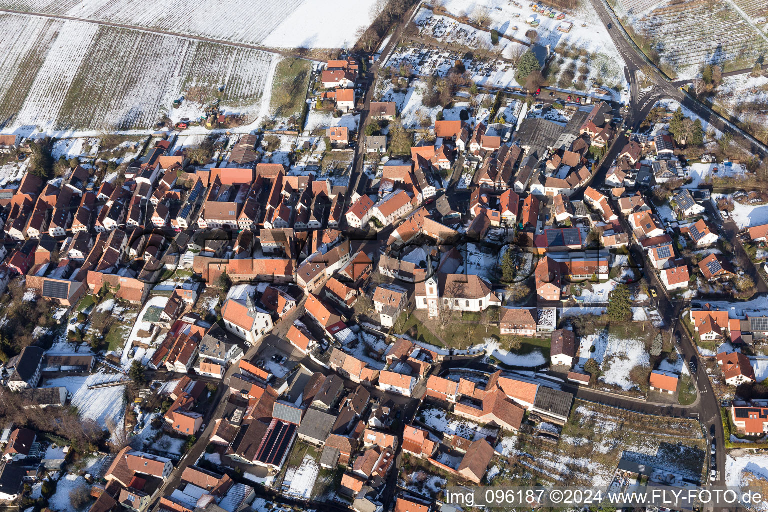 Luftaufnahme von Winterlich schneebedeckte Dorf - Ansicht in Göcklingen im Bundesland Rheinland-Pfalz, Deutschland