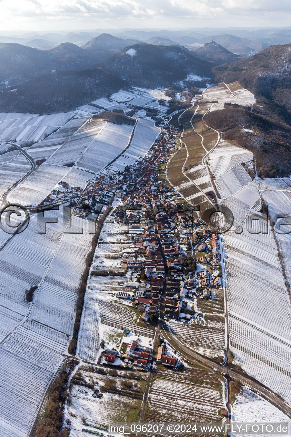 Luftbild von Winterlich schneebedeckte Dorf - Ansicht am Rande von beschneiten Weinbergen in Ranschbach im Bundesland Rheinland-Pfalz, Deutschland