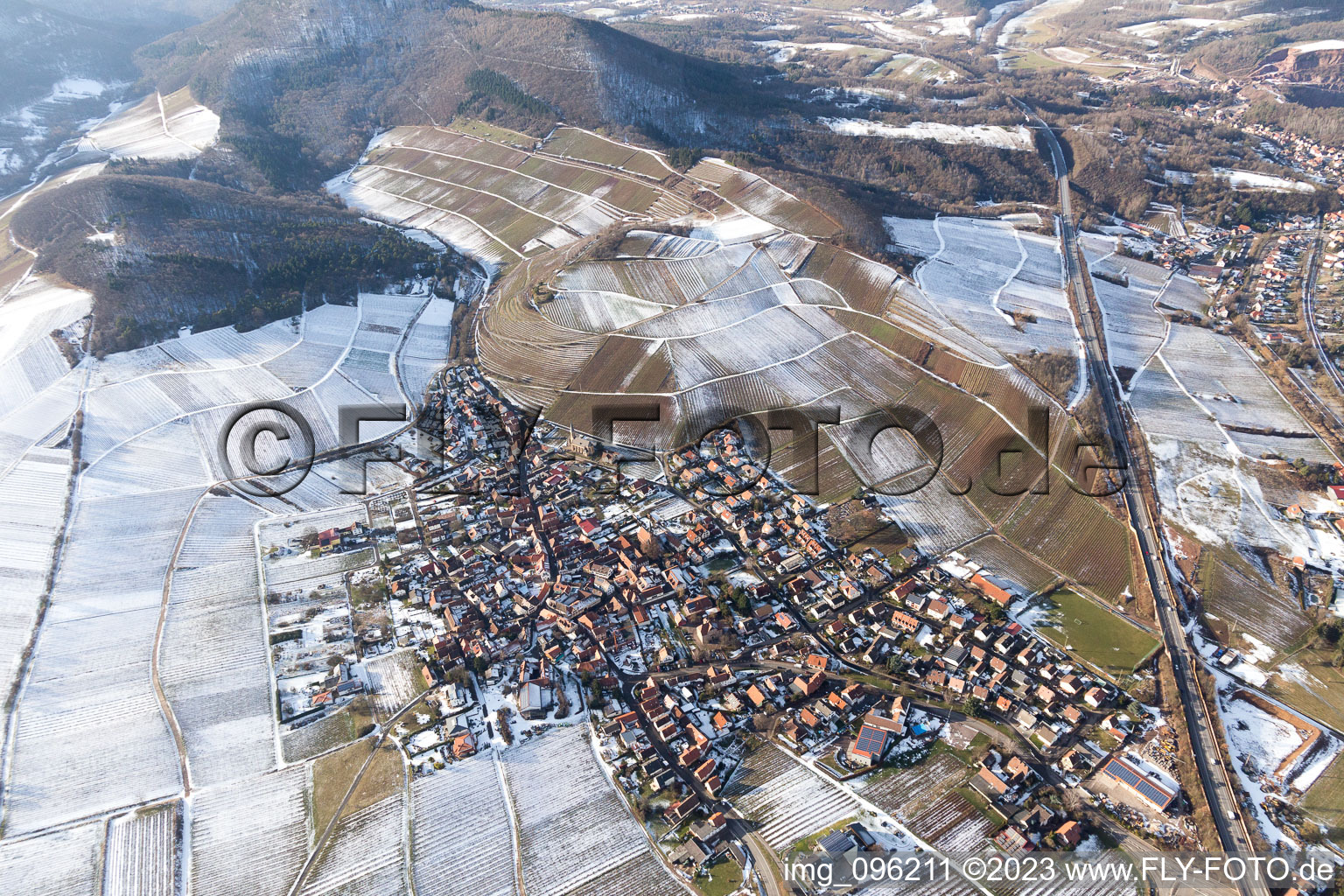 Birkweiler im Bundesland Rheinland-Pfalz, Deutschland aus der Luft