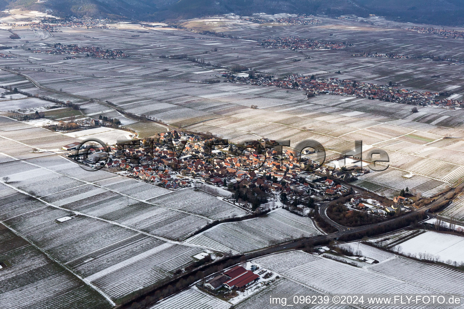 Luftbild von Winterlich schneebedeckte Dorf - Ansicht am Rande von landwirtschaftlichen Feldern und Nutzflächen in Walsheim im Bundesland Rheinland-Pfalz, Deutschland