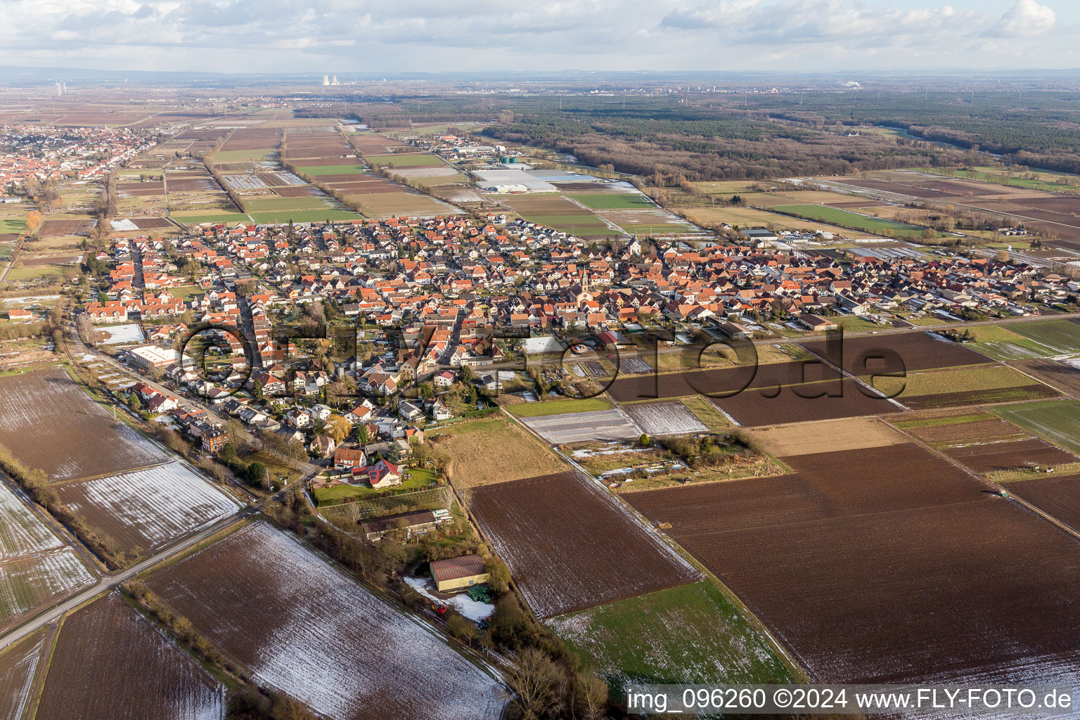 Dorf - Ansicht am Rande von landwirtschaftlichen Feldern und Nutzflächen in Zeiskam im Bundesland Rheinland-Pfalz, Deutschland