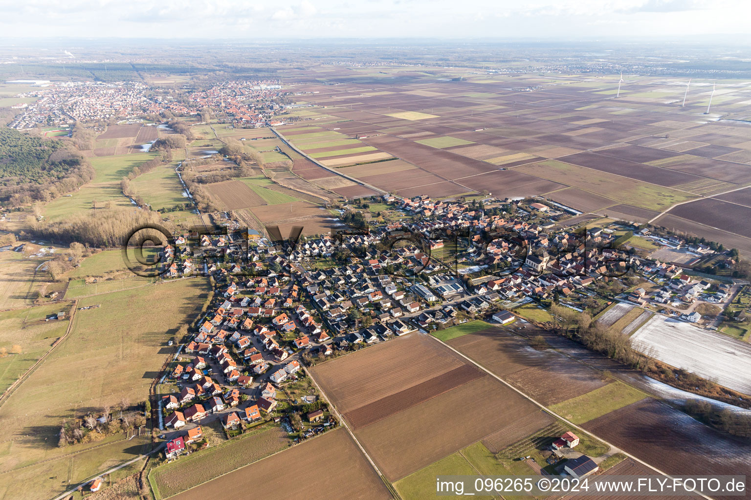 Dorf - Ansicht am Rande von landwirtschaftlichen Feldern und Nutzflächen in Knittelsheim im Bundesland Rheinland-Pfalz, Deutschland
