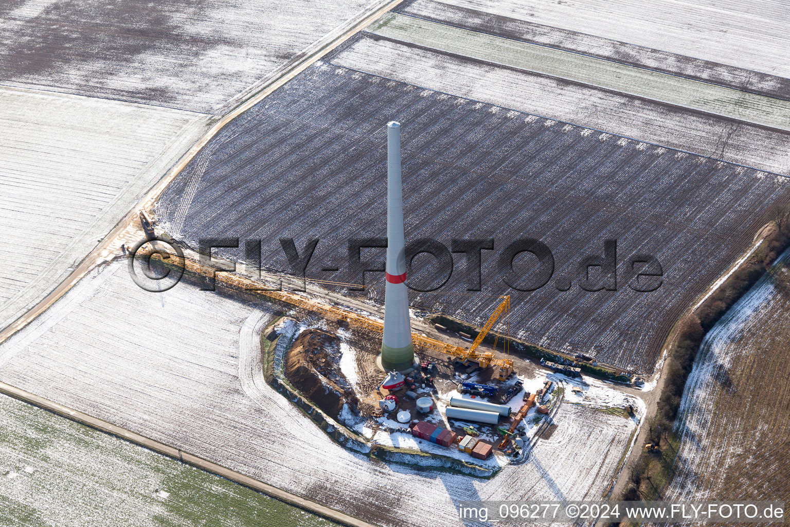 Luftbild von Winterlich schneebedeckte Baustelle zur Windrad- Turm Montage in Hatzenbühl im Bundesland Rheinland-Pfalz, Deutschland