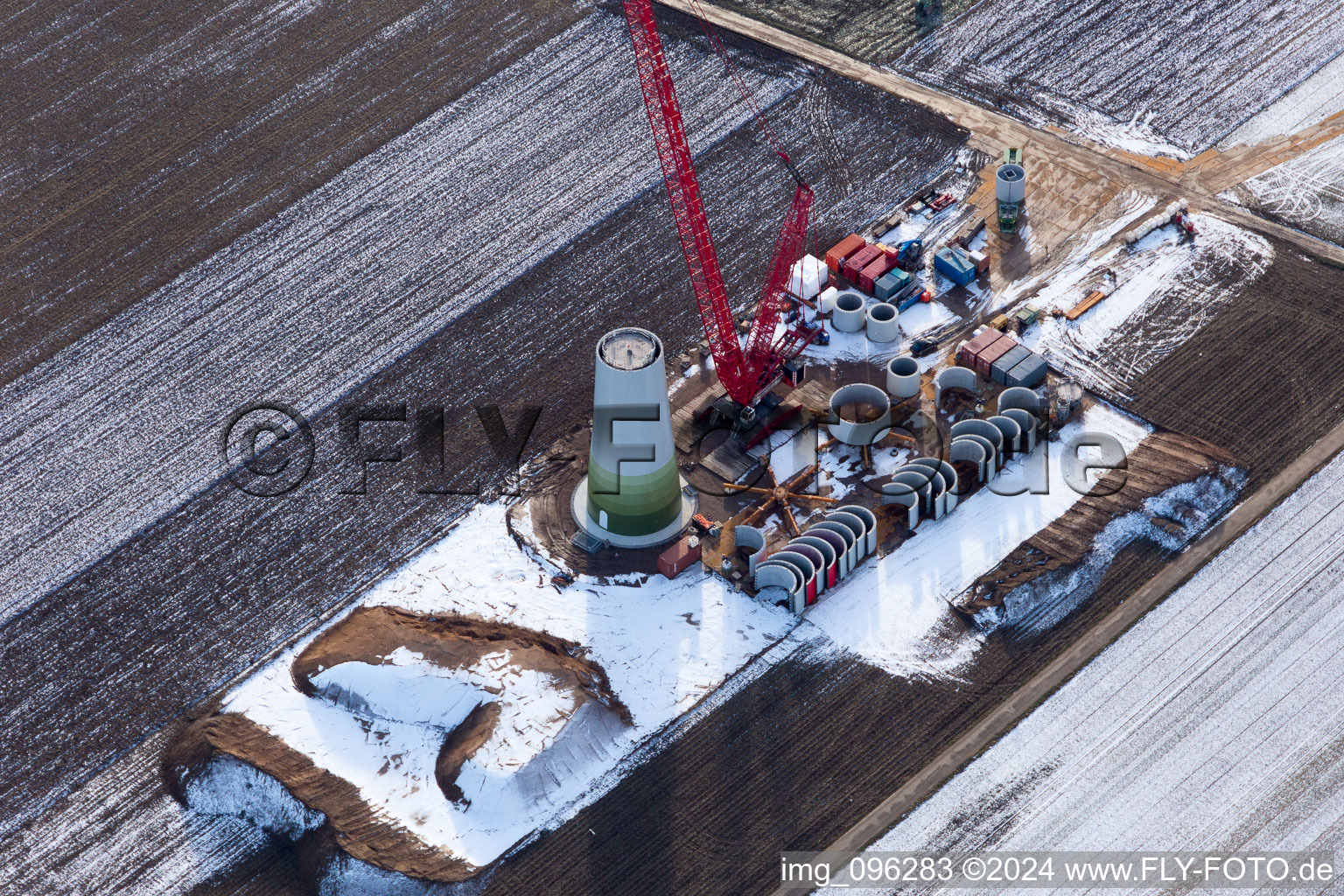 Luftaufnahme von Winterlich schneebedeckte Baustelle zur Windrad- Turm Montage in Hatzenbühl im Bundesland Rheinland-Pfalz, Deutschland