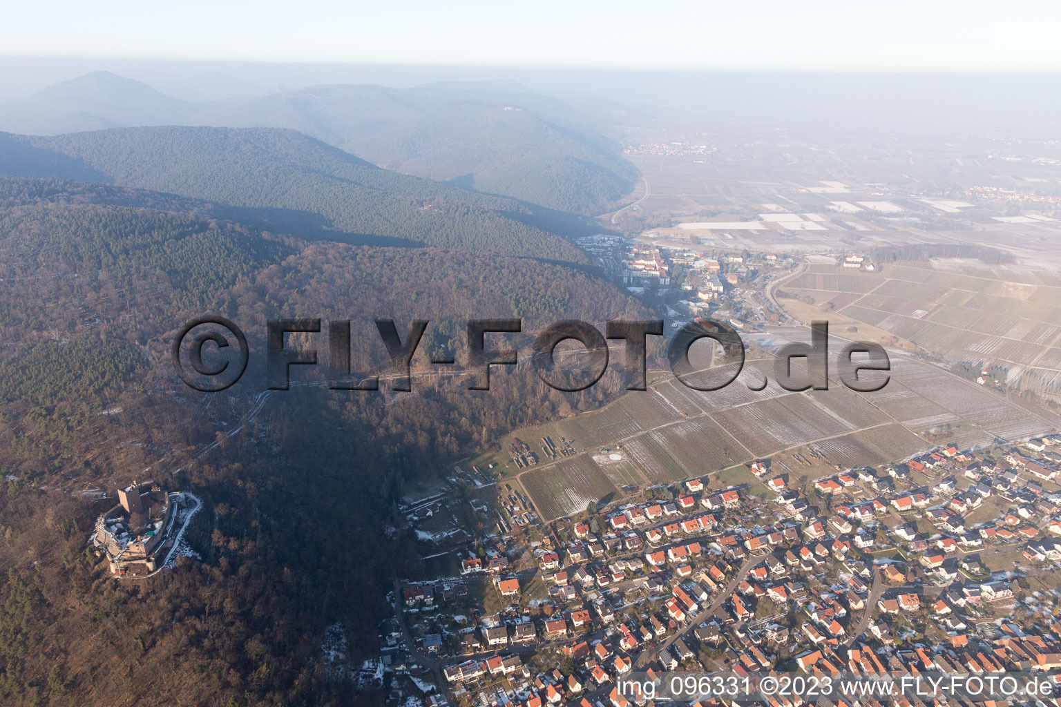 Klingenmünster im Bundesland Rheinland-Pfalz, Deutschland von oben gesehen