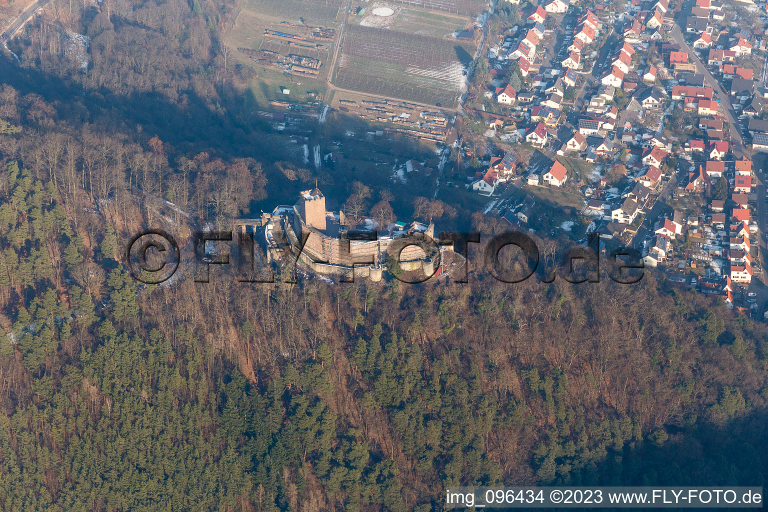 Eschbach, Madenburg im Bundesland Rheinland-Pfalz, Deutschland von der Drohne aus gesehen