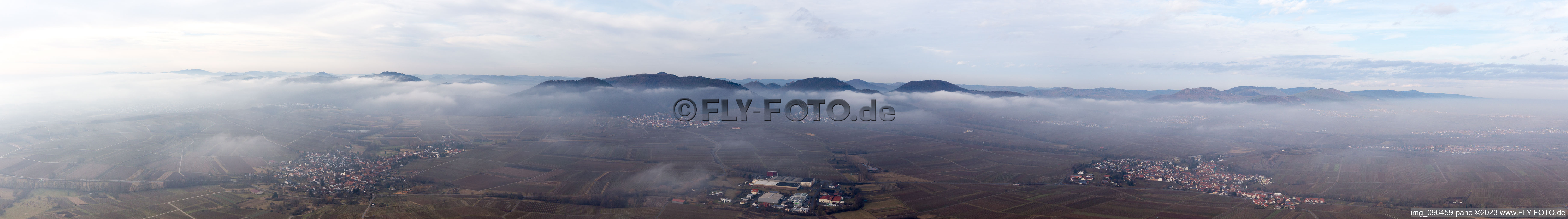 Panorama mit tiefen Wolken in Ilbesheim bei Landau in der Pfalz im Bundesland Rheinland-Pfalz, Deutschland