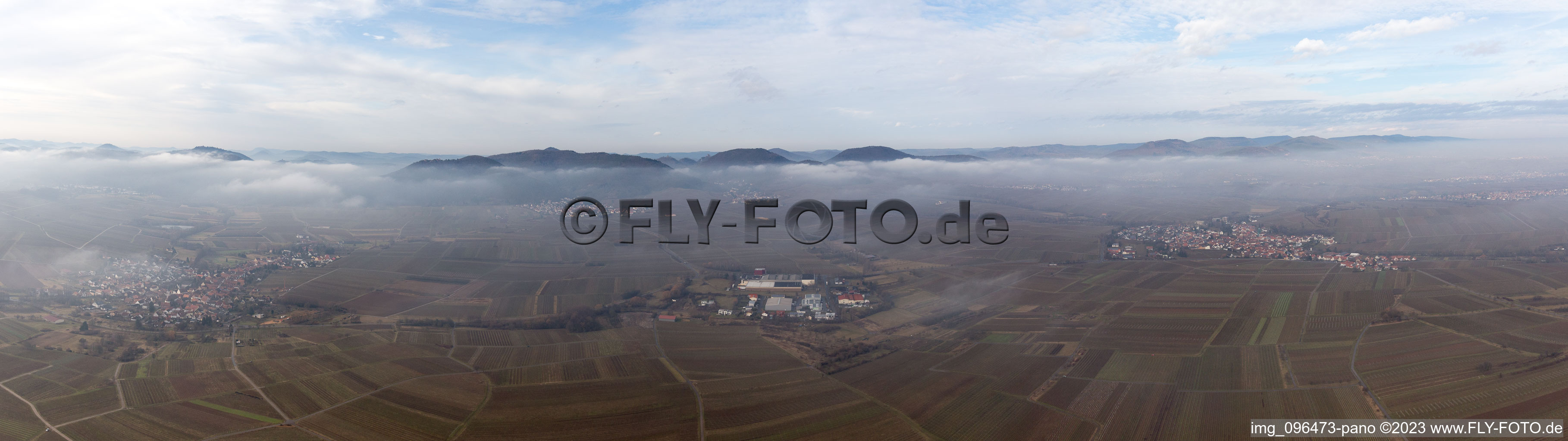 Luftbild von Panorama mit tiefen Wolken in Ilbesheim bei Landau in der Pfalz im Bundesland Rheinland-Pfalz, Deutschland