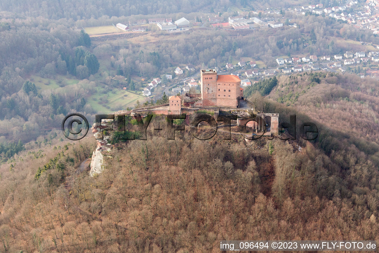 Burg Trifels in Annweiler am Trifels im Bundesland Rheinland-Pfalz, Deutschland vom Flugzeug aus