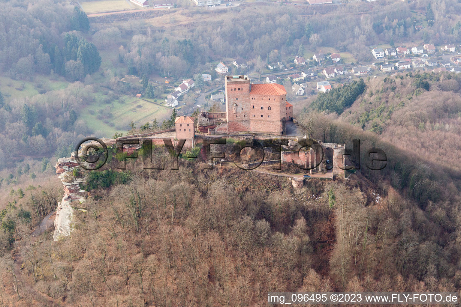 Burg Trifels in Annweiler am Trifels im Bundesland Rheinland-Pfalz, Deutschland aus der Vogelperspektive