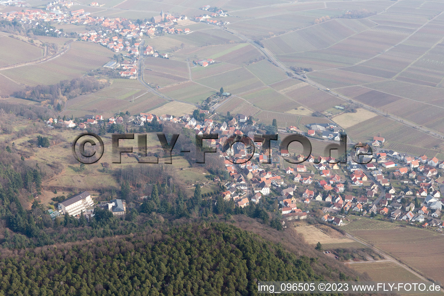 Gleisweiler im Bundesland Rheinland-Pfalz, Deutschland von der Drohne aus gesehen