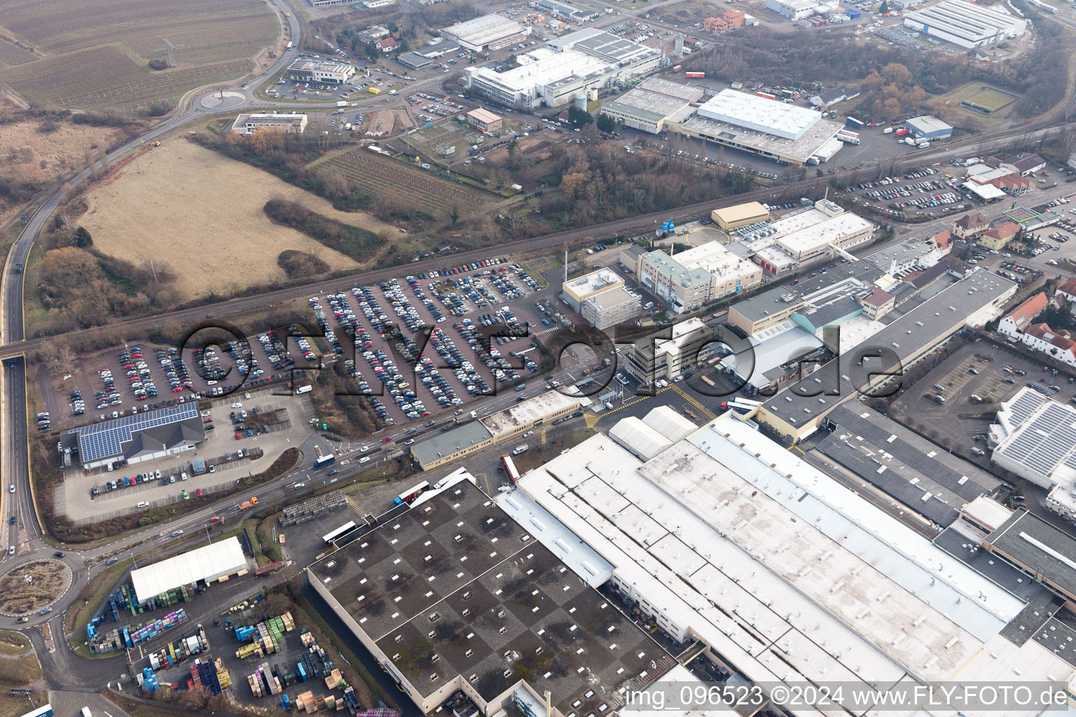 Gebäude und Produktionshallen auf dem Werksgelände Tenneco Automotive Deutschland GmbH in Edenkoben im Bundesland Rheinland-Pfalz