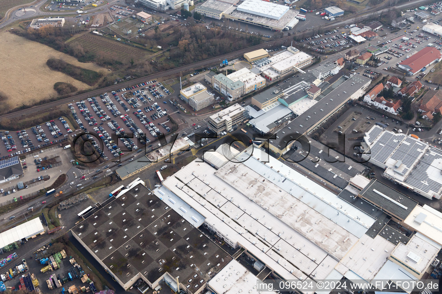 Luftbild von Gebäude und Produktionshallen auf dem Werksgelände Tenneco Automotive Deutschland GmbH in Edenkoben im Bundesland Rheinland-Pfalz