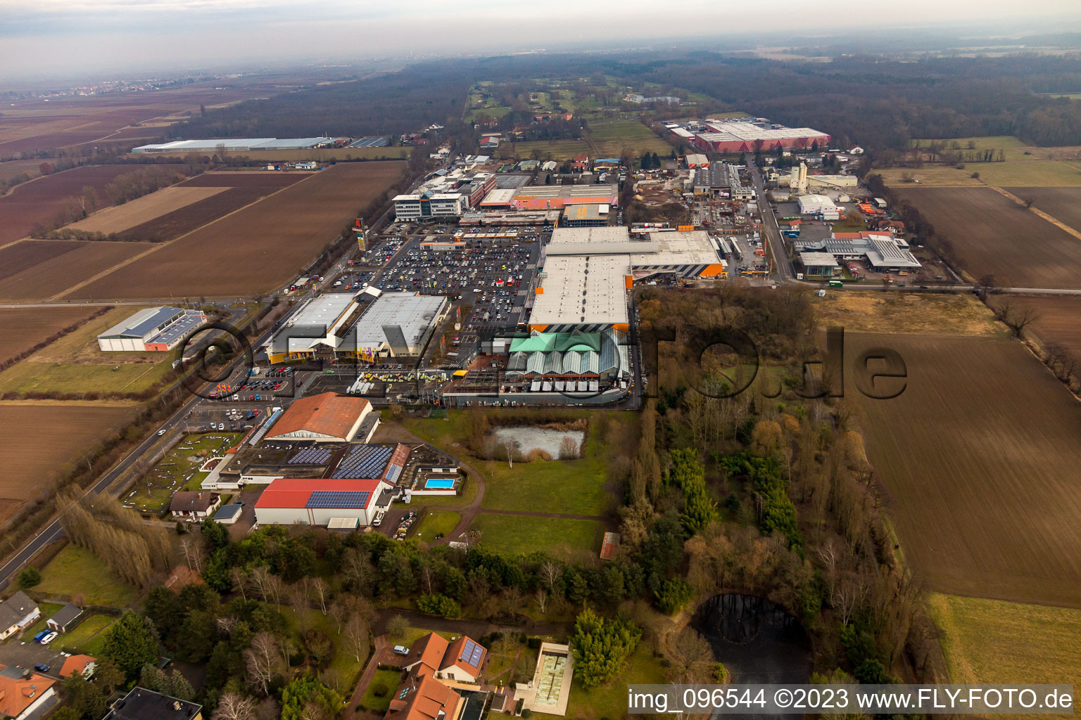 Luftbild von Hornbach Baumarkt von Westen in Bornheim im Bundesland Rheinland-Pfalz, Deutschland