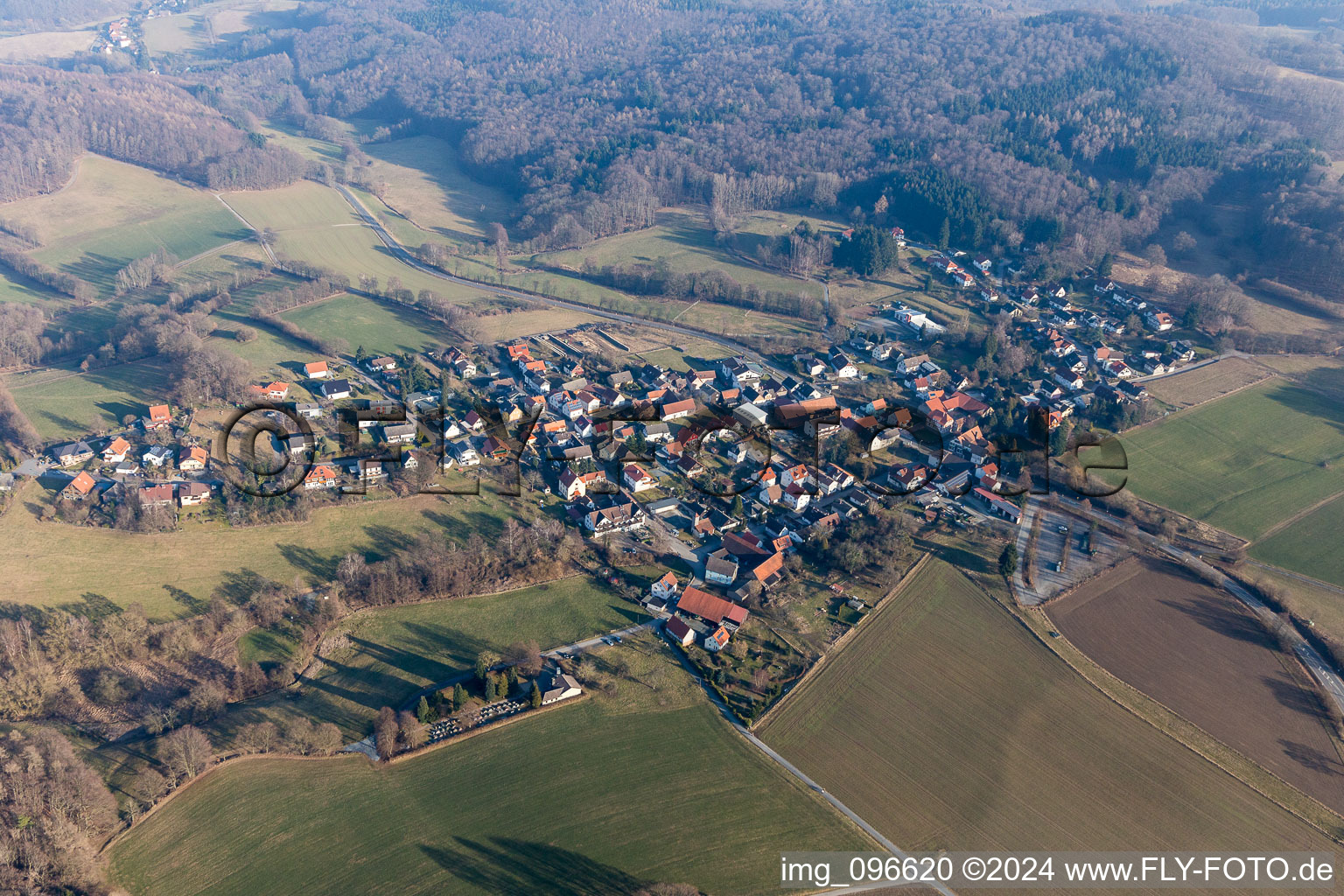 Dorf - Ansicht am Rande von landwirtschaftlichen Feldern und Nutzflächen im Ortsteil Lützelbach in Modautal im Bundesland Hessen, Deutschland