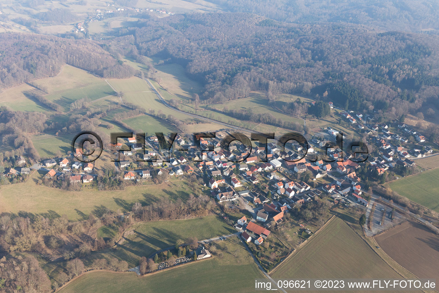 Luftbild von Dorf - Ansicht am Rande von landwirtschaftlichen Feldern und Nutzflächen im Ortsteil Lützelbach in Modautal im Bundesland Hessen, Deutschland