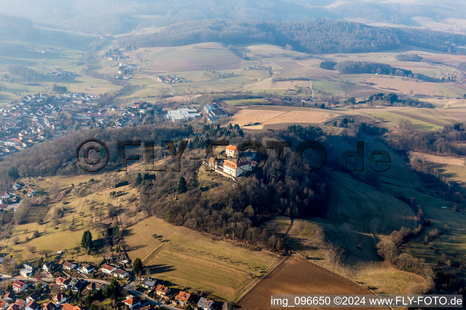 Luftbild von Erfahrungsfeld auf der Burganlage des Schloss Reichenberg in Reichelsheim (Odenwald) im Bundesland Hessen, Deutschland