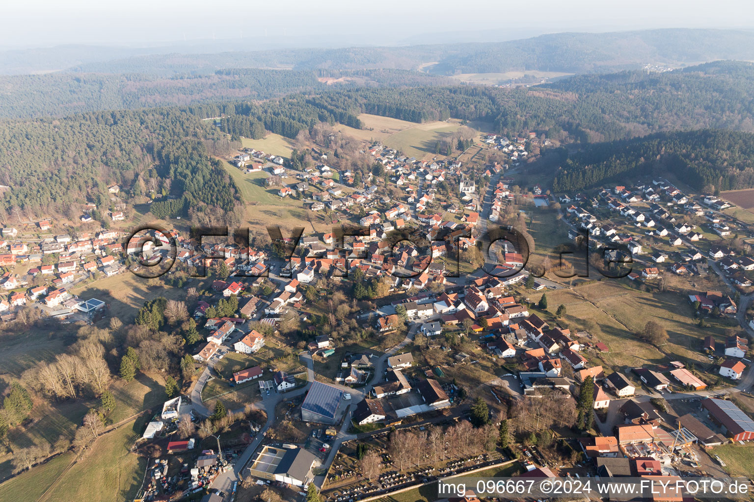 Dorf - Ansicht am Rande von landwirtschaftlichen Feldern und Nutzflächen im Ortsteil Hammelbach in Grasellenbach im Bundesland Hessen, Deutschland