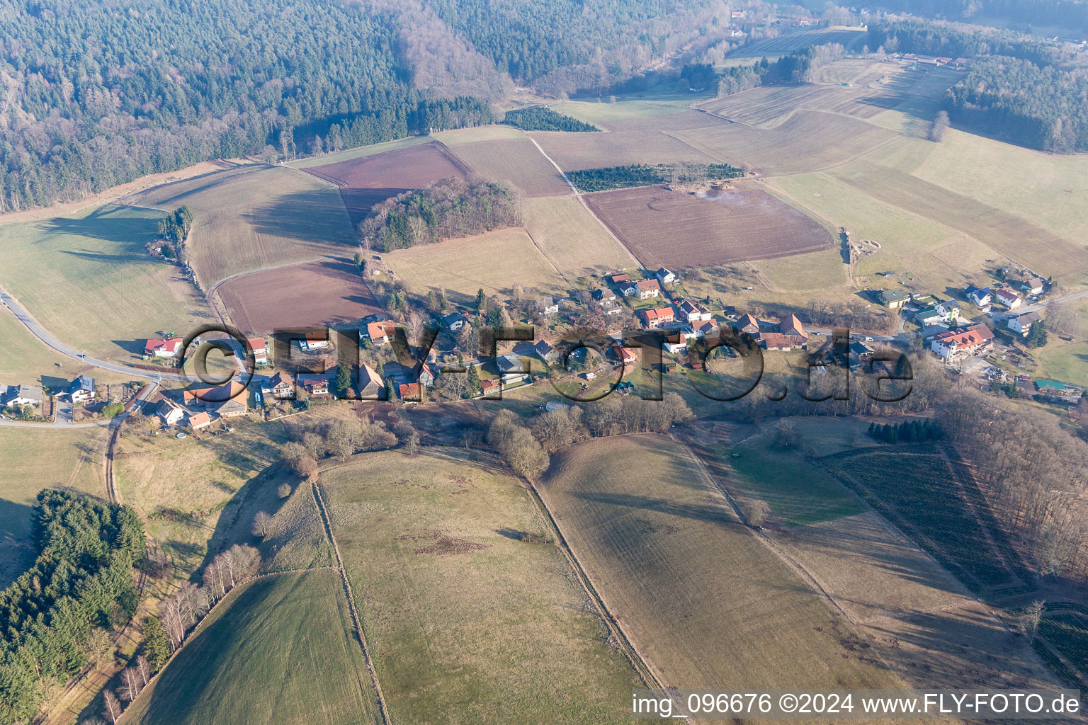 Dorf - Ansicht am Rande von landwirtschaftlichen Feldern und Nutzflächen im Ortsteil Litzelbach in Grasellenbach im Bundesland Hessen, Deutschland