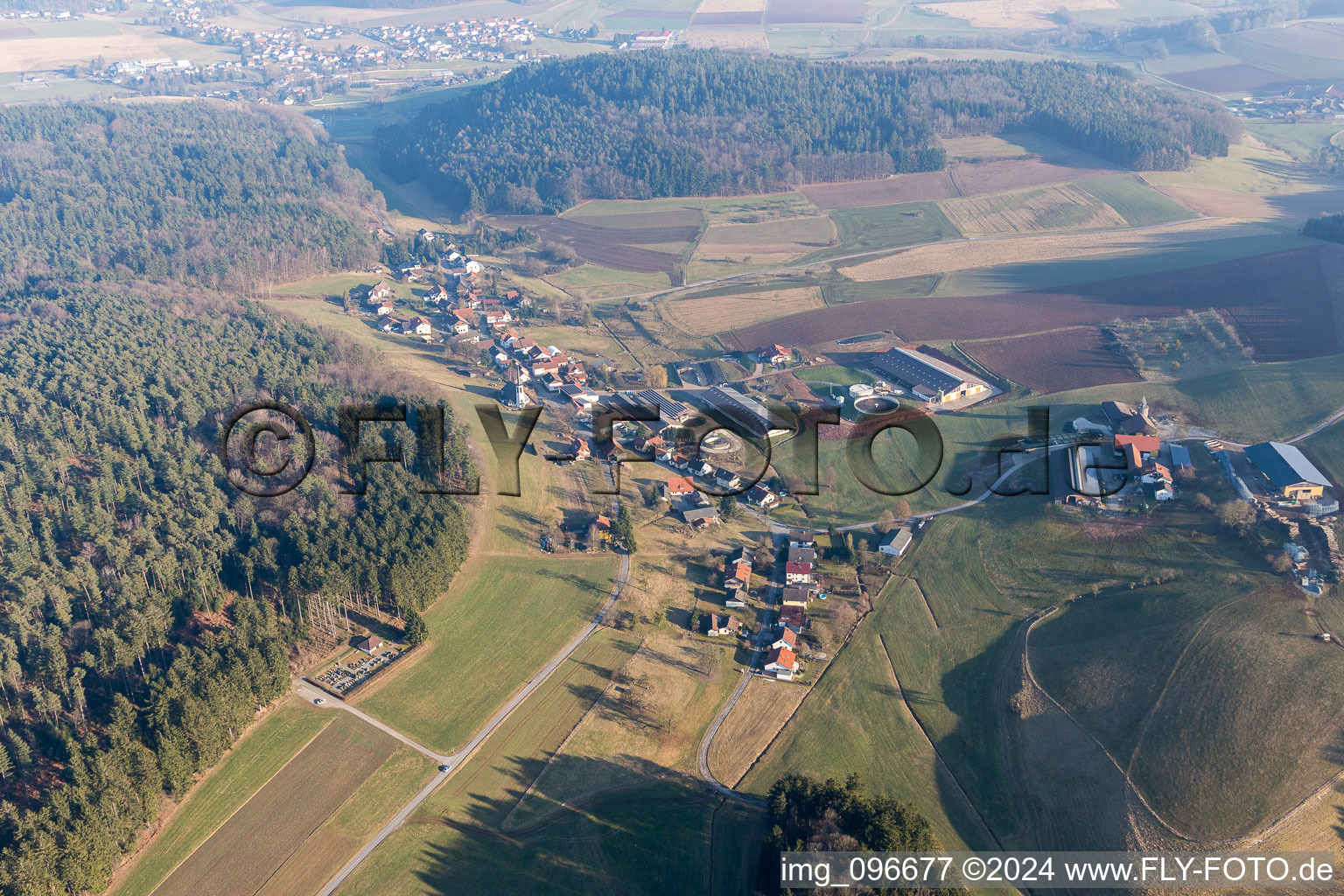 Dorf - Ansicht am Rande von landwirtschaftlichen Feldern und Nutzflächen in Kocherbach im Bundesland Hessen, Deutschland