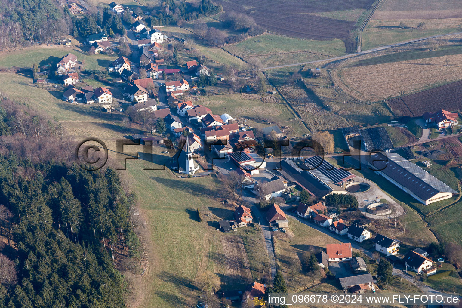 Luftbild von Dorf - Ansicht am Rande von landwirtschaftlichen Feldern und Nutzflächen in Kocherbach im Bundesland Hessen, Deutschland