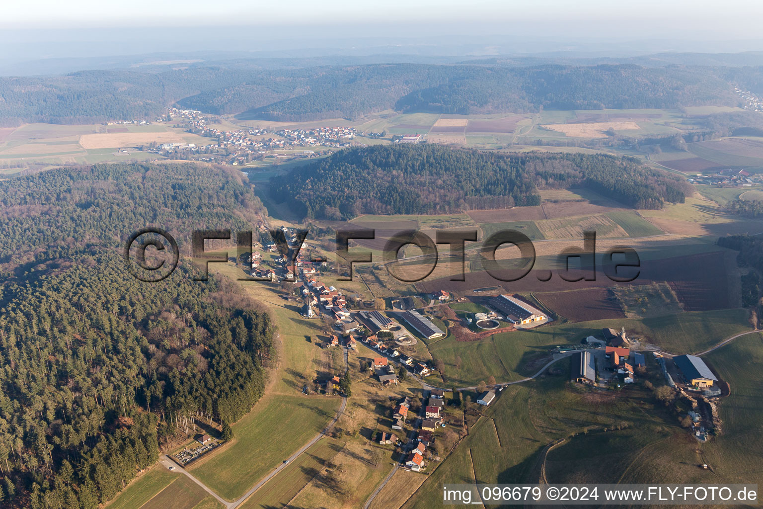 Luftaufnahme von Dorf - Ansicht am Rande von landwirtschaftlichen Feldern und Nutzflächen in Kocherbach im Bundesland Hessen, Deutschland