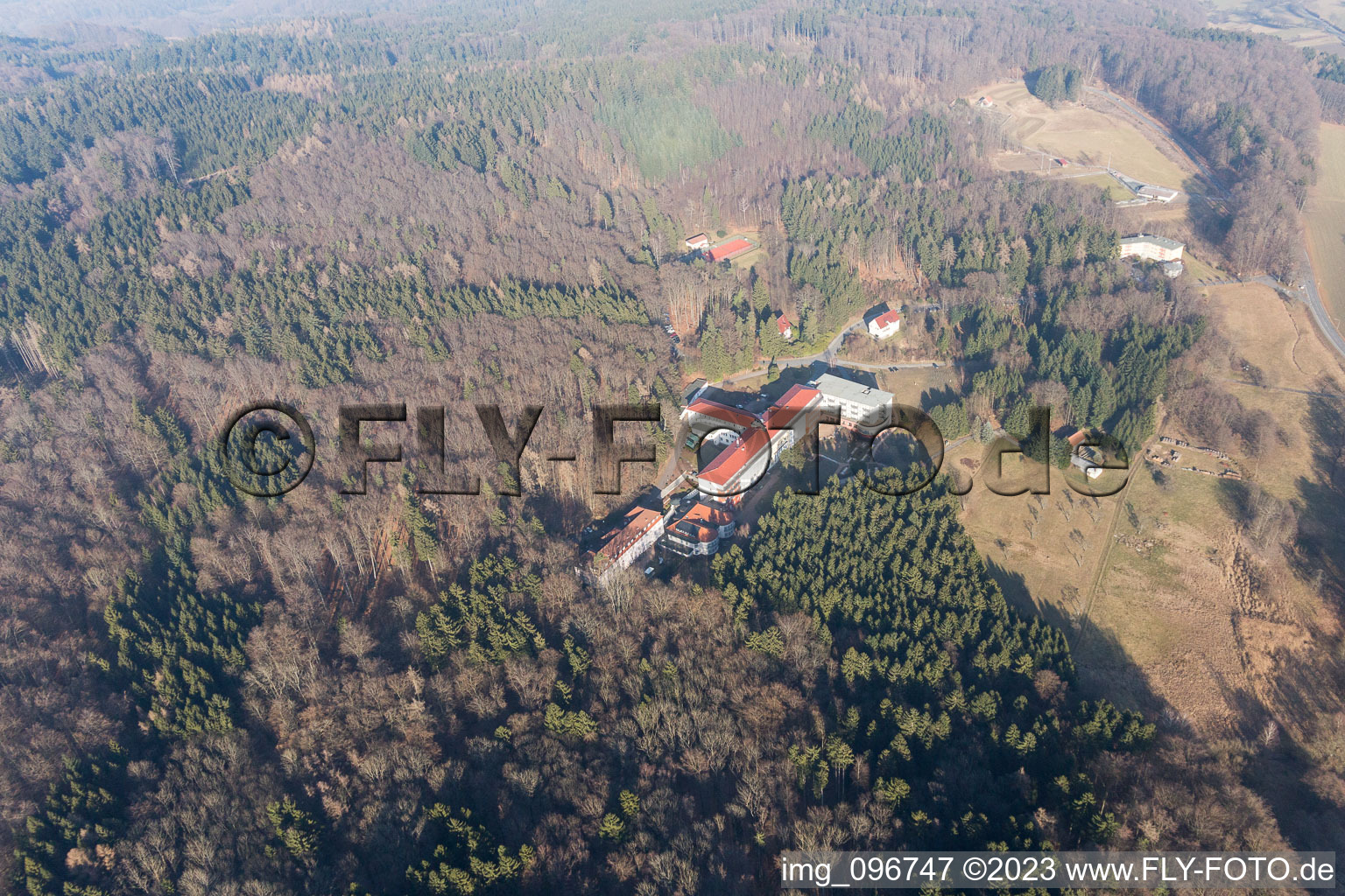 Luftaufnahme von Klinikgelände des Krankenhauses Eleonoren-Klinik in Lindenfels im Bundesland Hessen, Deutschland