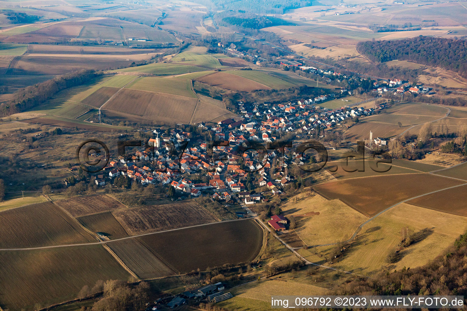 Luftbild von Dorf - Ansicht am Rande von landwirtschaftlichen Feldern und Nutzflächen in Wiebelsbach im Bundesland Hessen, Deutschland