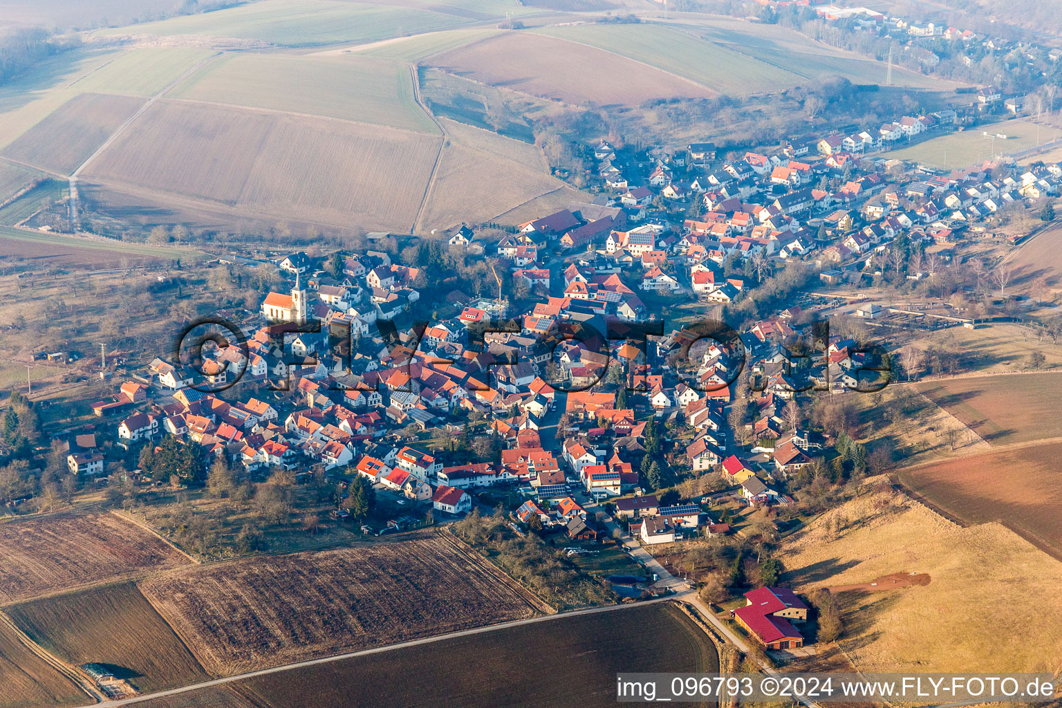Luftaufnahme von Dorf - Ansicht am Rande von landwirtschaftlichen Feldern und Nutzflächen in Wiebelsbach im Bundesland Hessen, Deutschland