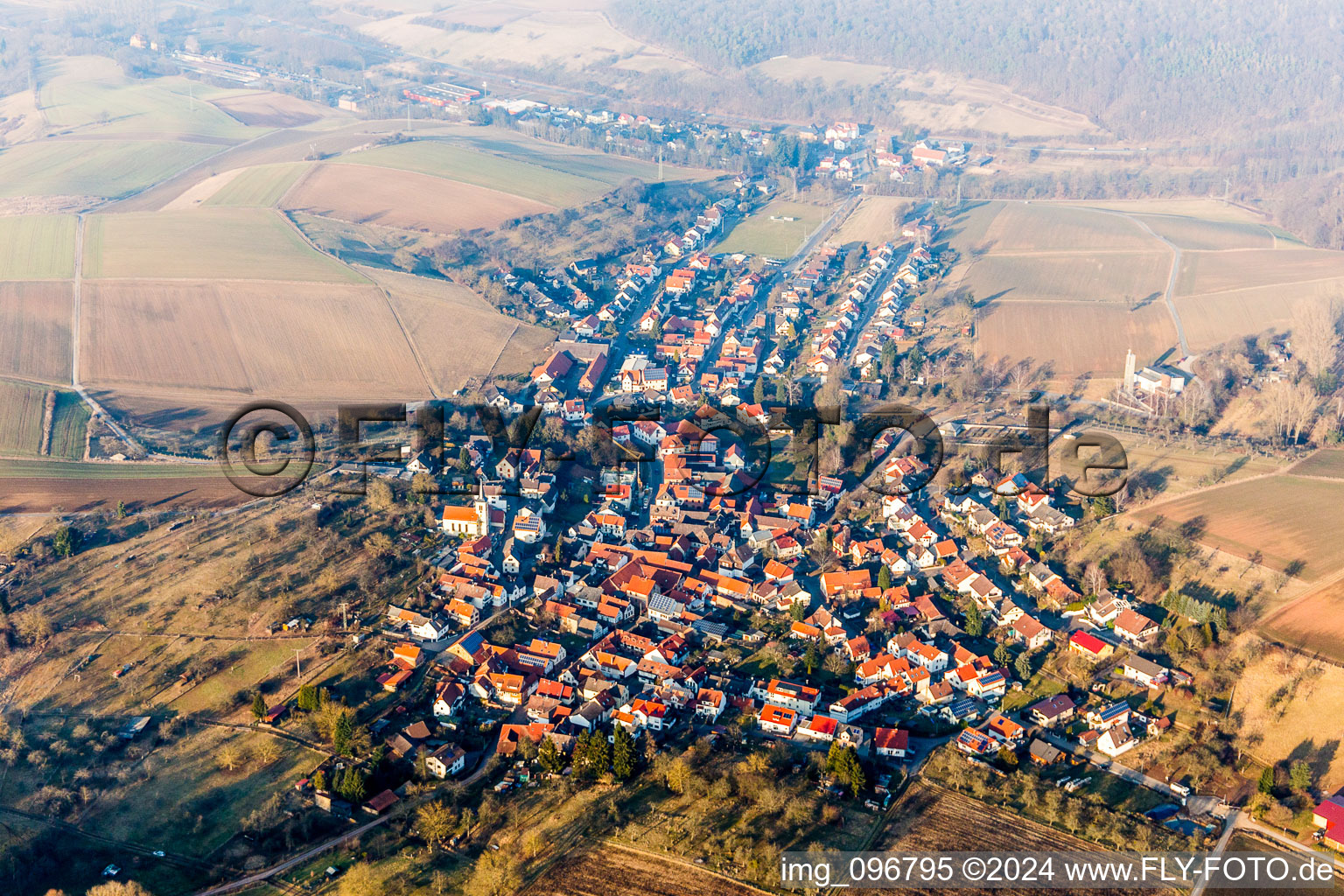 Schrägluftbild von Dorf - Ansicht am Rande von landwirtschaftlichen Feldern und Nutzflächen in Wiebelsbach im Bundesland Hessen, Deutschland