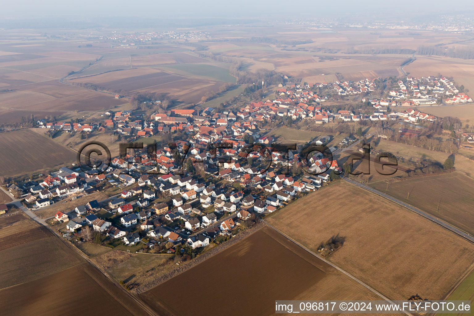 Luftbild von Dorf - Ansicht am Rande von landwirtschaftlichen Feldern und Nutzflächen im Ortsteil Habitzheim in Otzberg im Bundesland Hessen, Deutschland
