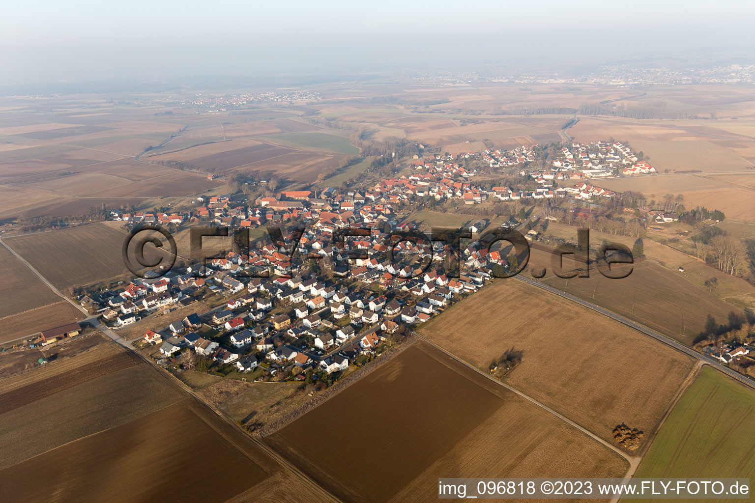Luftaufnahme von Dorf - Ansicht am Rande von landwirtschaftlichen Feldern und Nutzflächen im Ortsteil Habitzheim in Otzberg im Bundesland Hessen, Deutschland