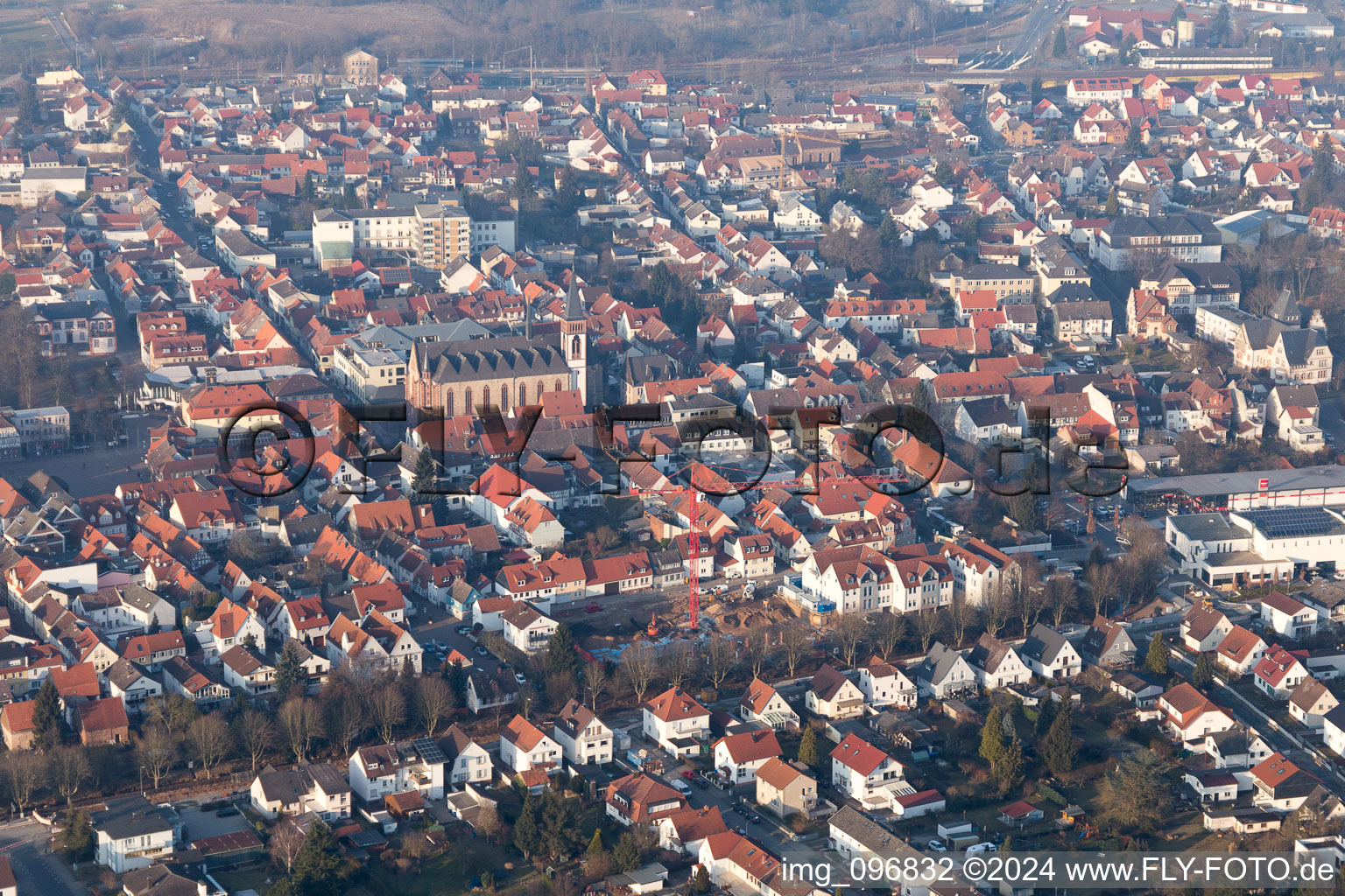 Luftbild von Kirche im Altstadt- Zentrum der Innenstadt in Dieburg im Bundesland Hessen, Deutschland