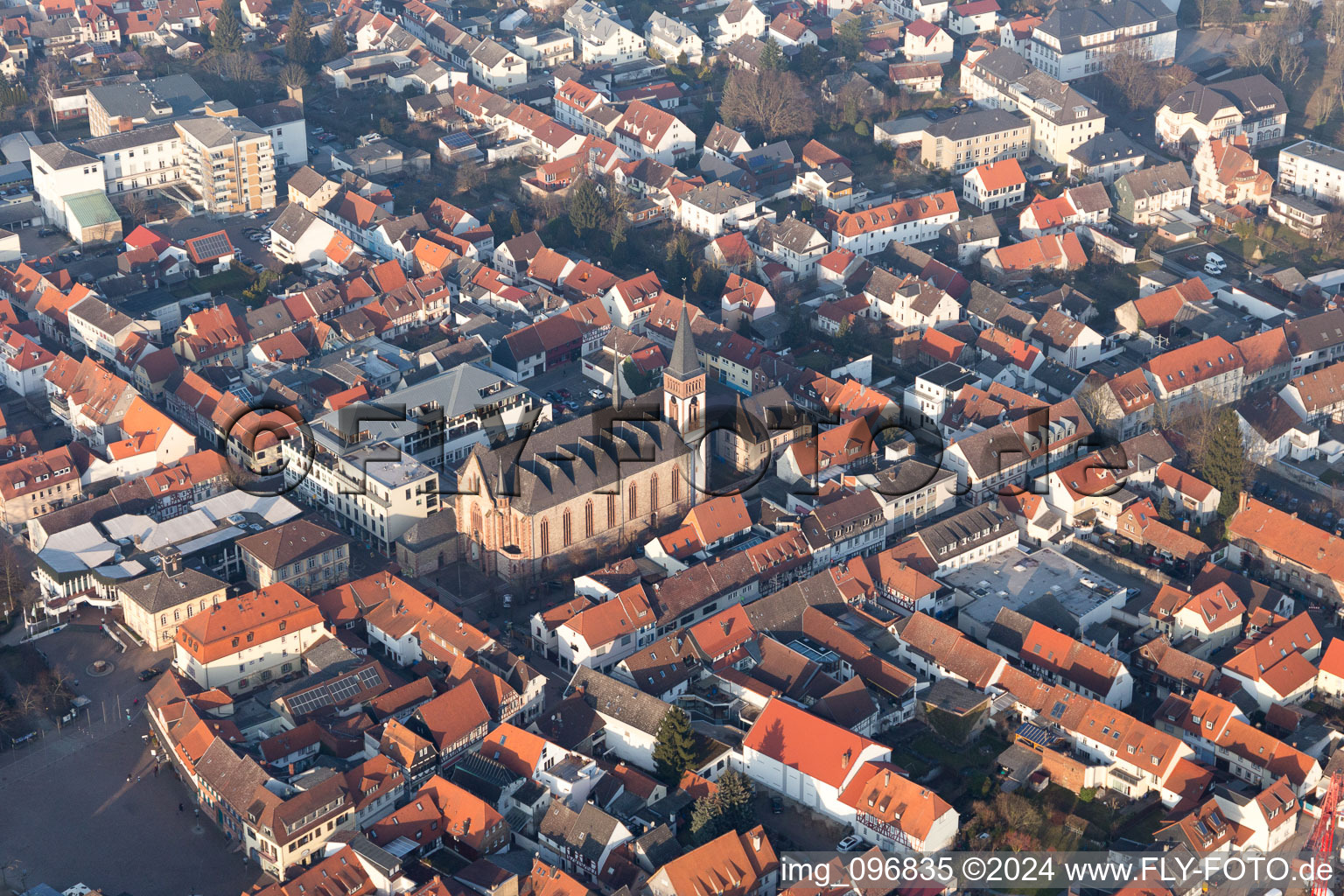 Luftaufnahme von Kirche im Altstadt- Zentrum der Innenstadt in Dieburg im Bundesland Hessen, Deutschland