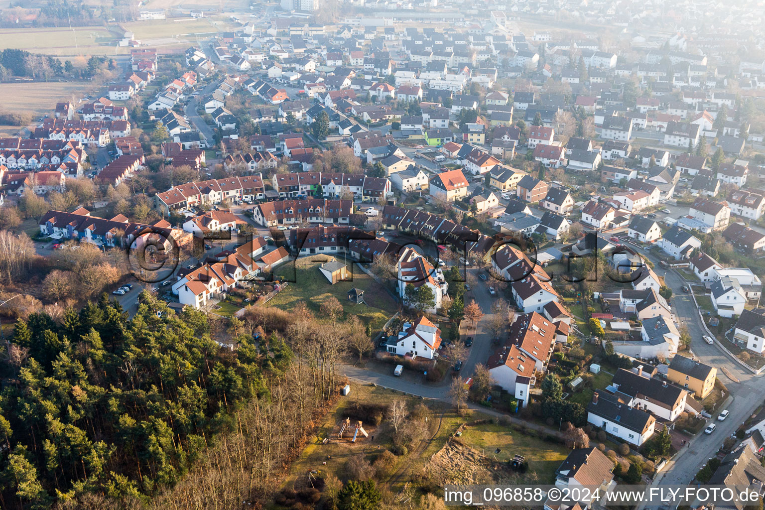 Dorf - Ansicht mit halbrund ausgerichteten Straßen in Ober-Ramstadt im Bundesland Hessen, Deutschland