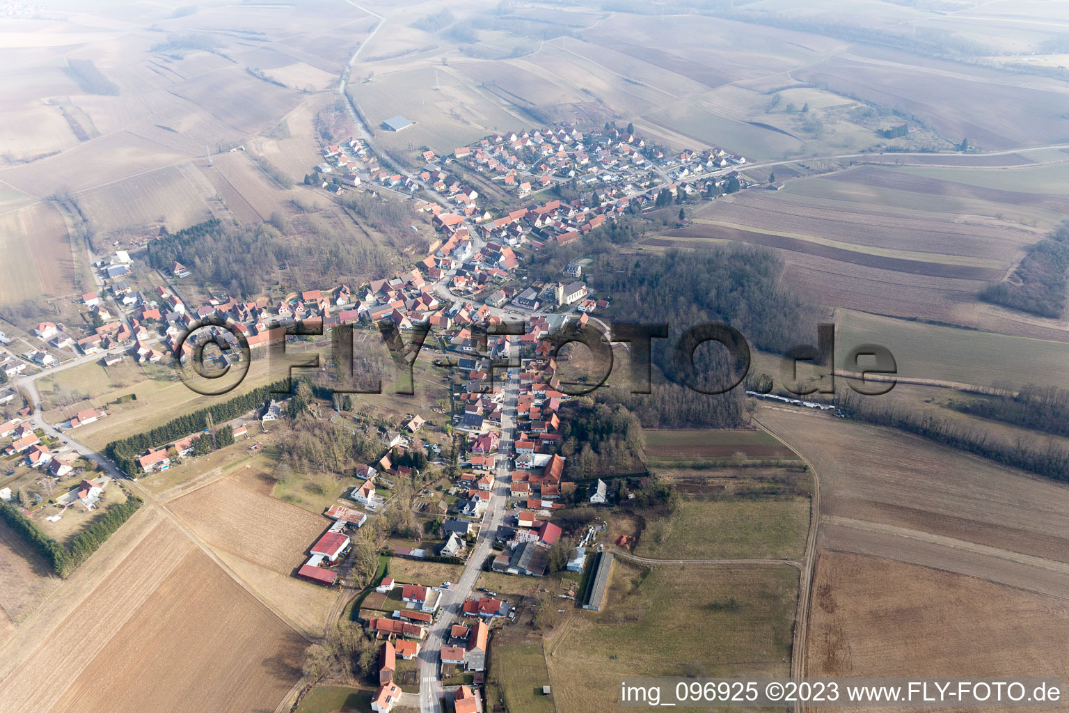 Neewiller-près-Lauterbourg im Bundesland Bas-Rhin, Frankreich aus der Drohnenperspektive