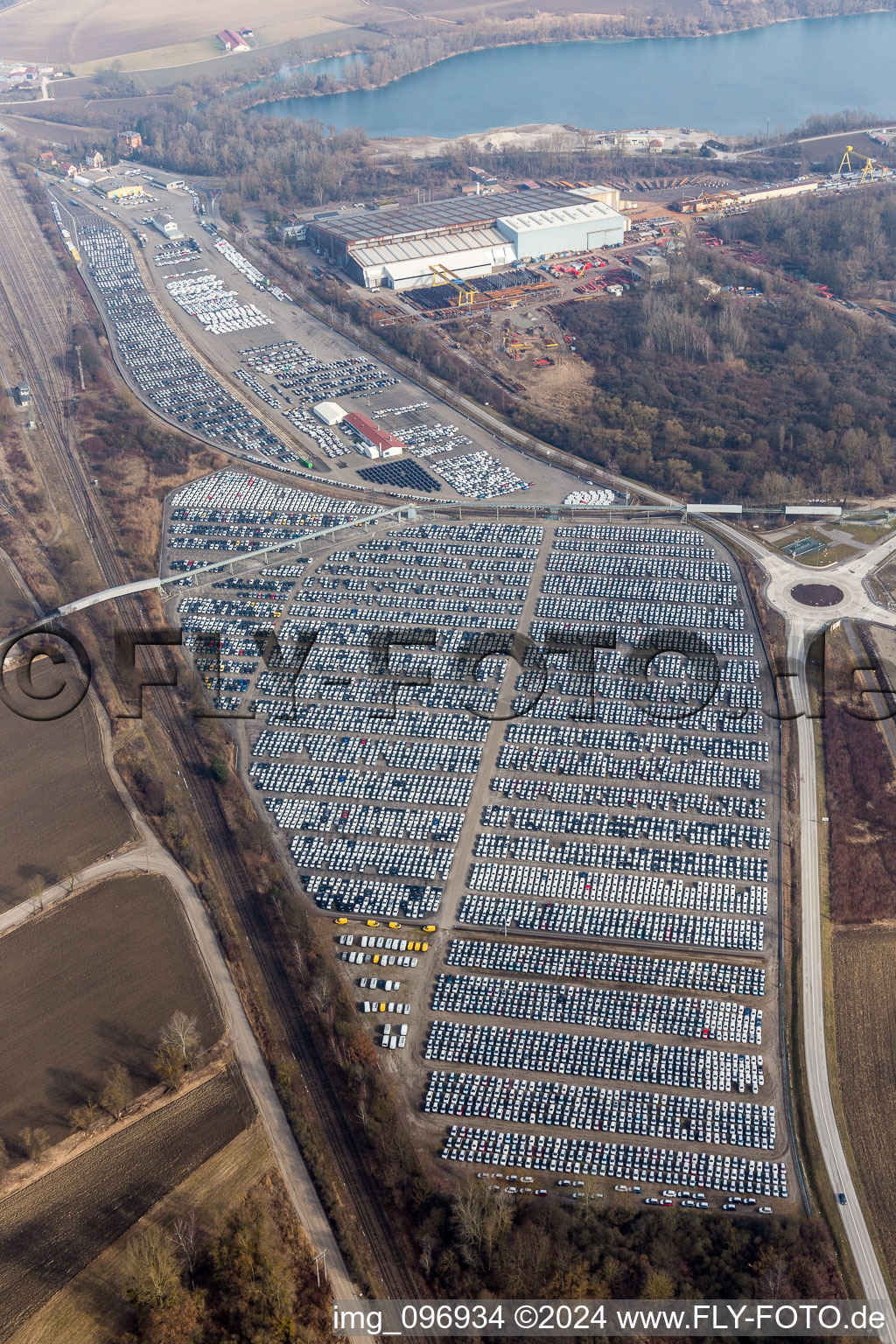 Luftaufnahme von Endlose KFZ Reihen im Zolllager für Import von PKW von Walon France in Lauterbourg in Grand Est im Bundesland Bas-Rhin, Frankreich