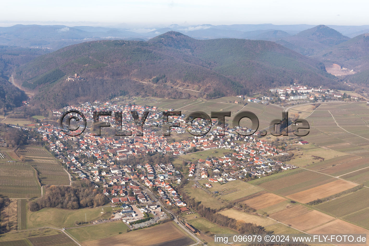 Klingenmünster im Bundesland Rheinland-Pfalz, Deutschland aus der Luft