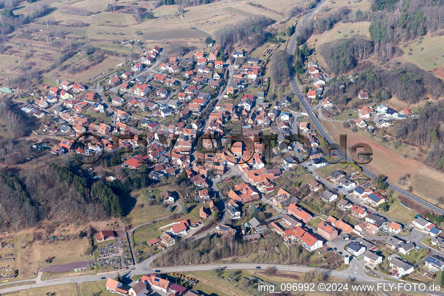 Luftbild von Dorf - Ansicht am Rande von landwirtschaftlichen Feldern und Nutzflächen in Völkersweiler im Bundesland Rheinland-Pfalz, Deutschland