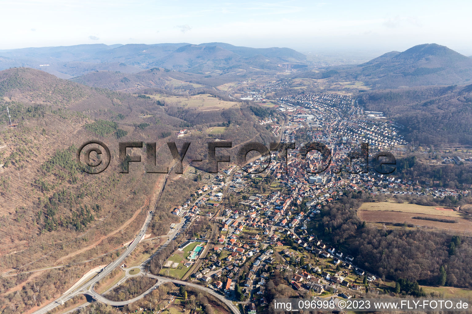 Luftbild von Annweiler am Trifels im Bundesland Rheinland-Pfalz, Deutschland