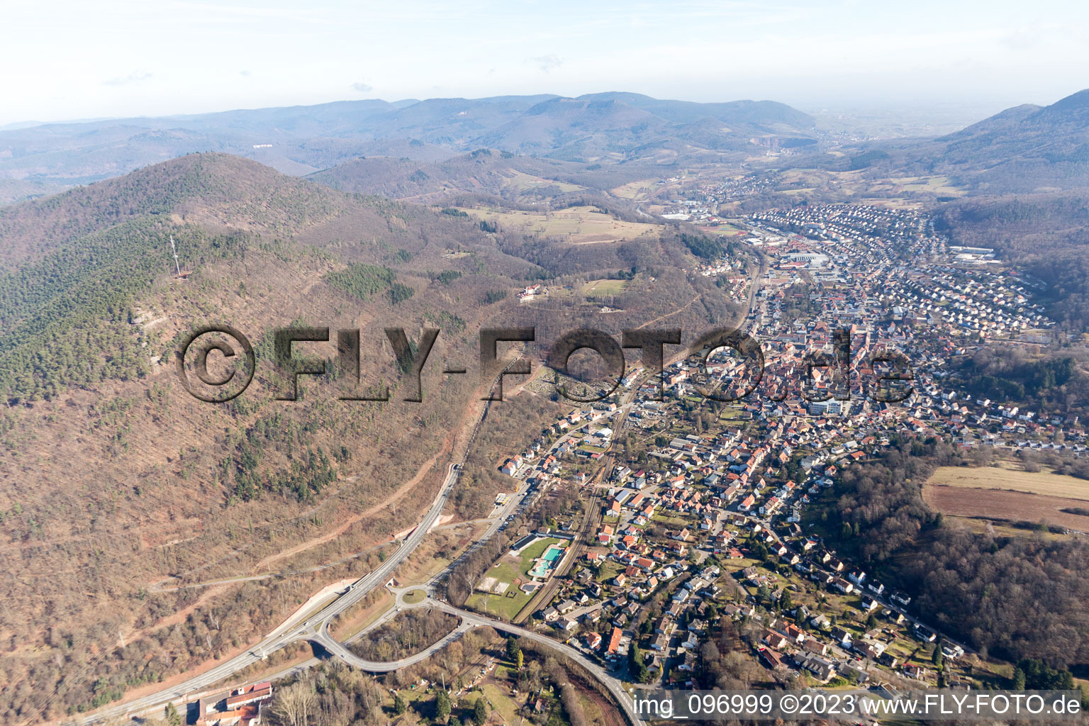 Luftaufnahme von Annweiler am Trifels im Bundesland Rheinland-Pfalz, Deutschland