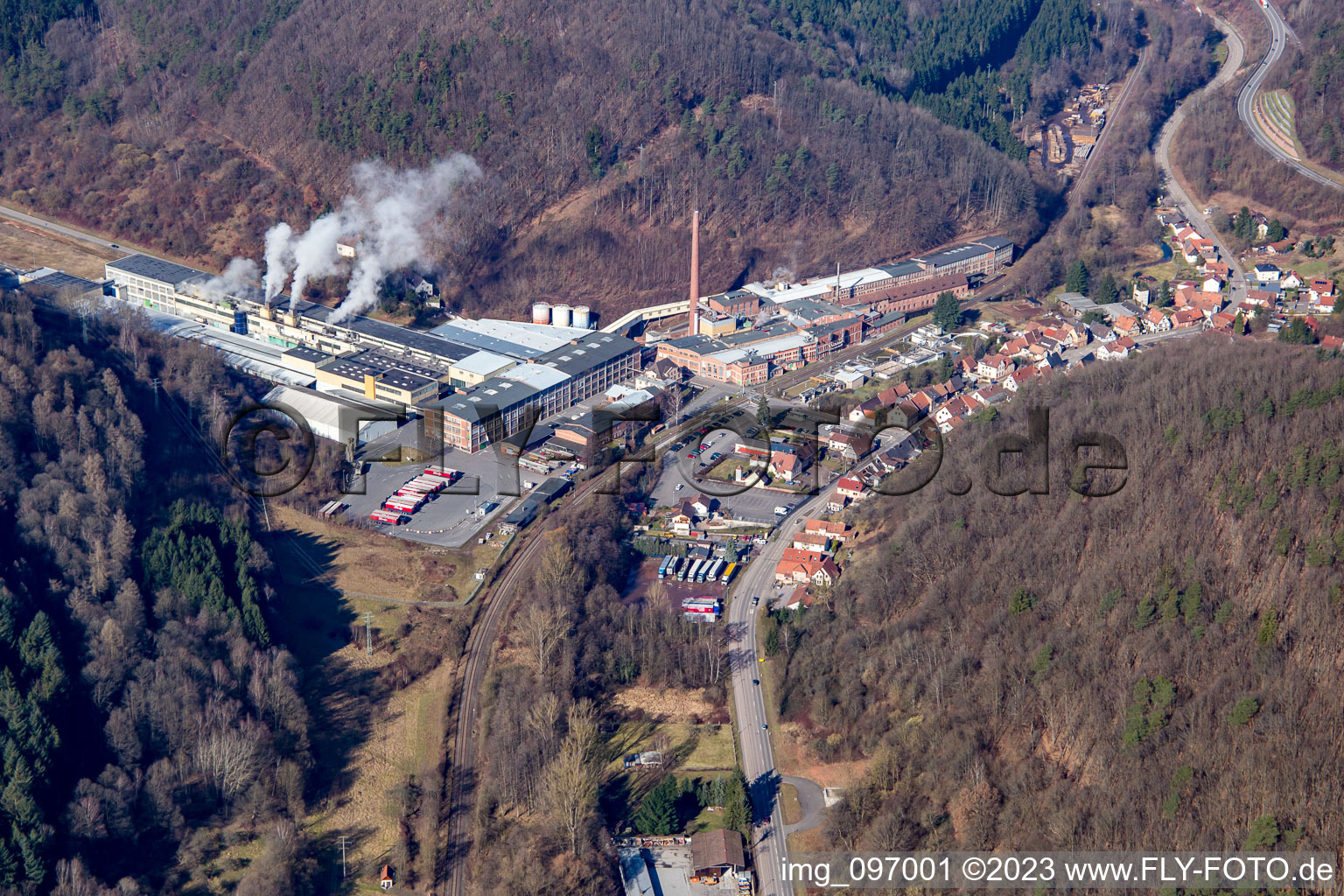 Gebäude und Produktionshallen auf dem Werksgelände Kartonfabrik Buchmann GmbH im Ortsteil Sarnstall in Annweiler am Trifels im Bundesland Rheinland-Pfalz, Deutschland