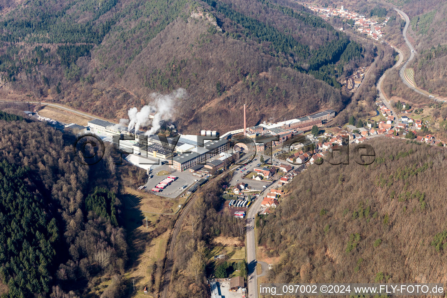 Luftbild von Gebäude und Produktionshallen auf dem Werksgelände Kartonfabrik Buchmann GmbH im Ortsteil Sarnstall in Annweiler am Trifels im Bundesland Rheinland-Pfalz, Deutschland