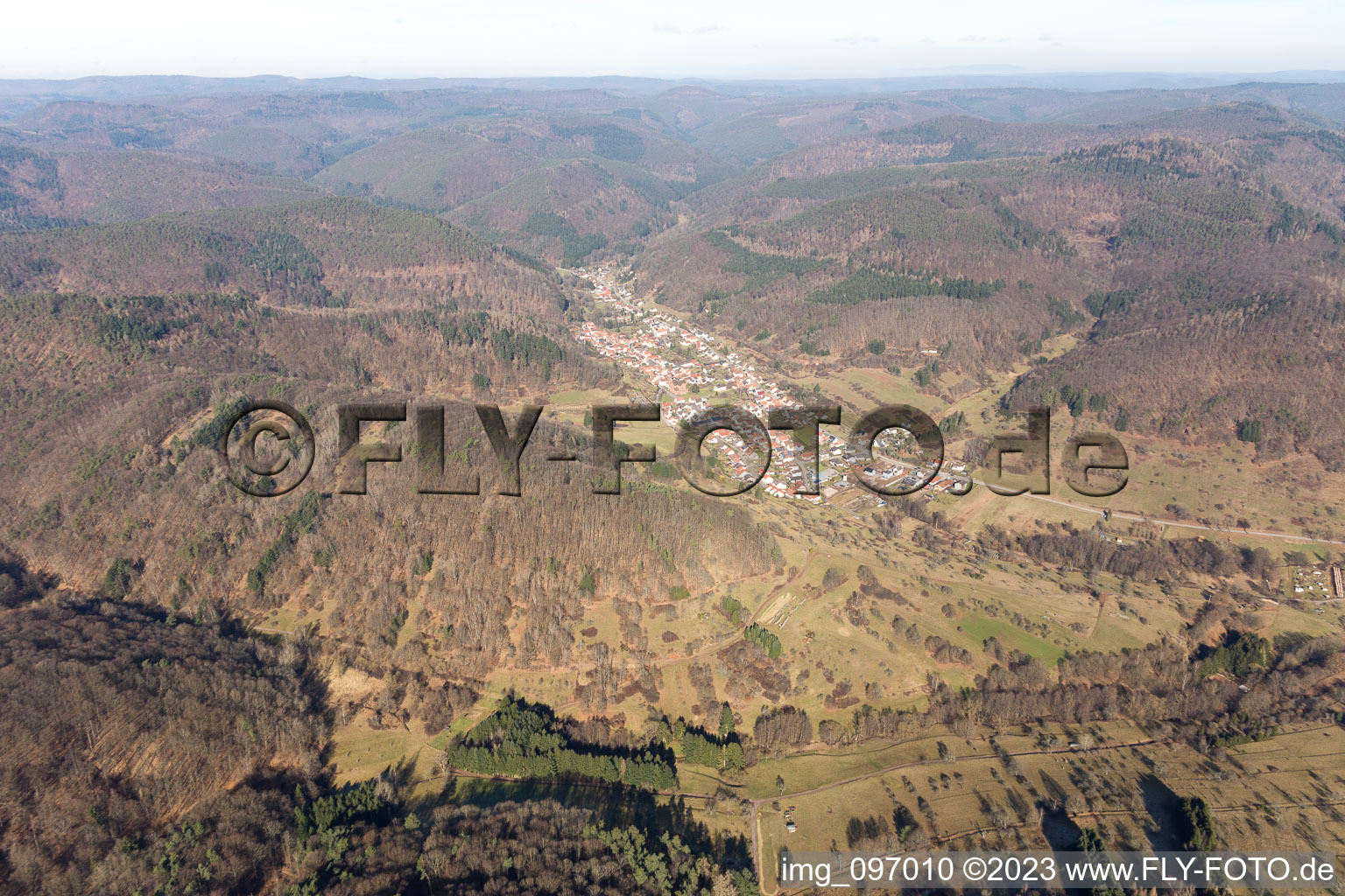 Drohnenbild von Eußerthal im Bundesland Rheinland-Pfalz, Deutschland