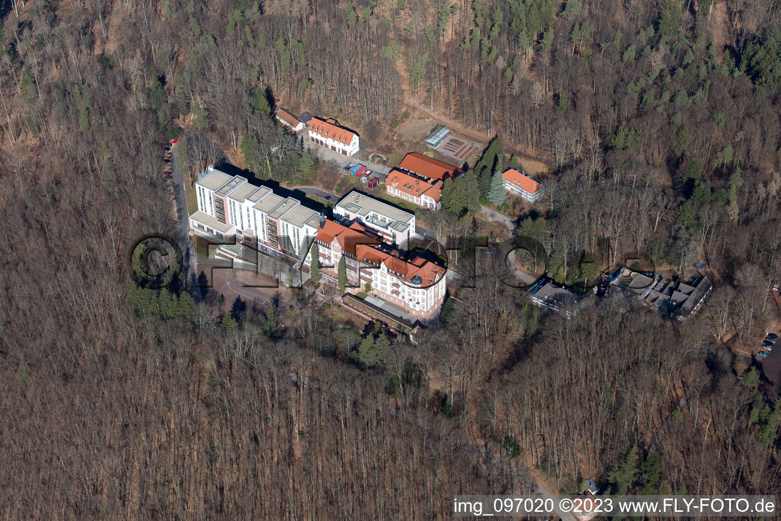 Eußerthal, Klinik im Bundesland Rheinland-Pfalz, Deutschland aus der Luft betrachtet