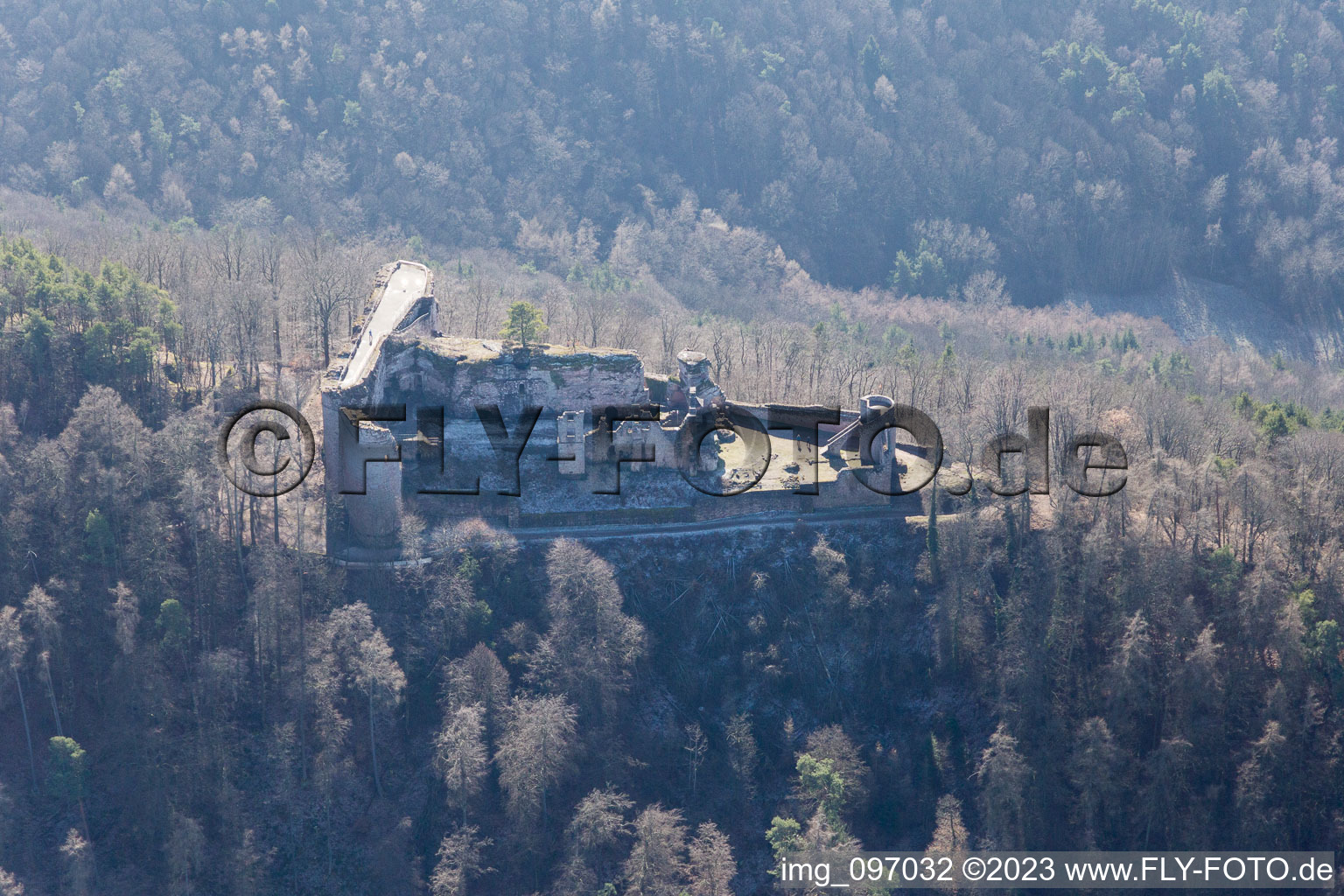 Luftbild von Dernbach, Burg Neuscharfeneck im Bundesland Rheinland-Pfalz, Deutschland