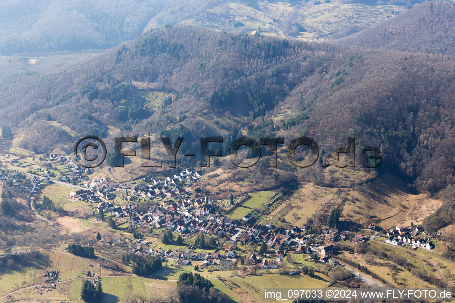 Schrägluftbild von Dernbach im Bundesland Rheinland-Pfalz, Deutschland