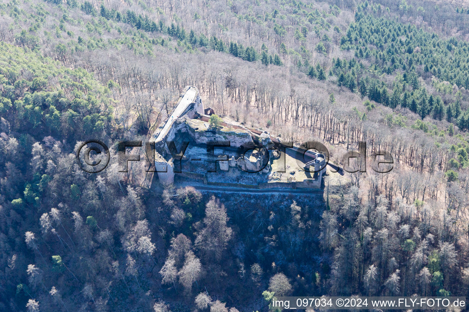 Luftaufnahme von Dernbach, Burg Neuscharfeneck im Bundesland Rheinland-Pfalz, Deutschland